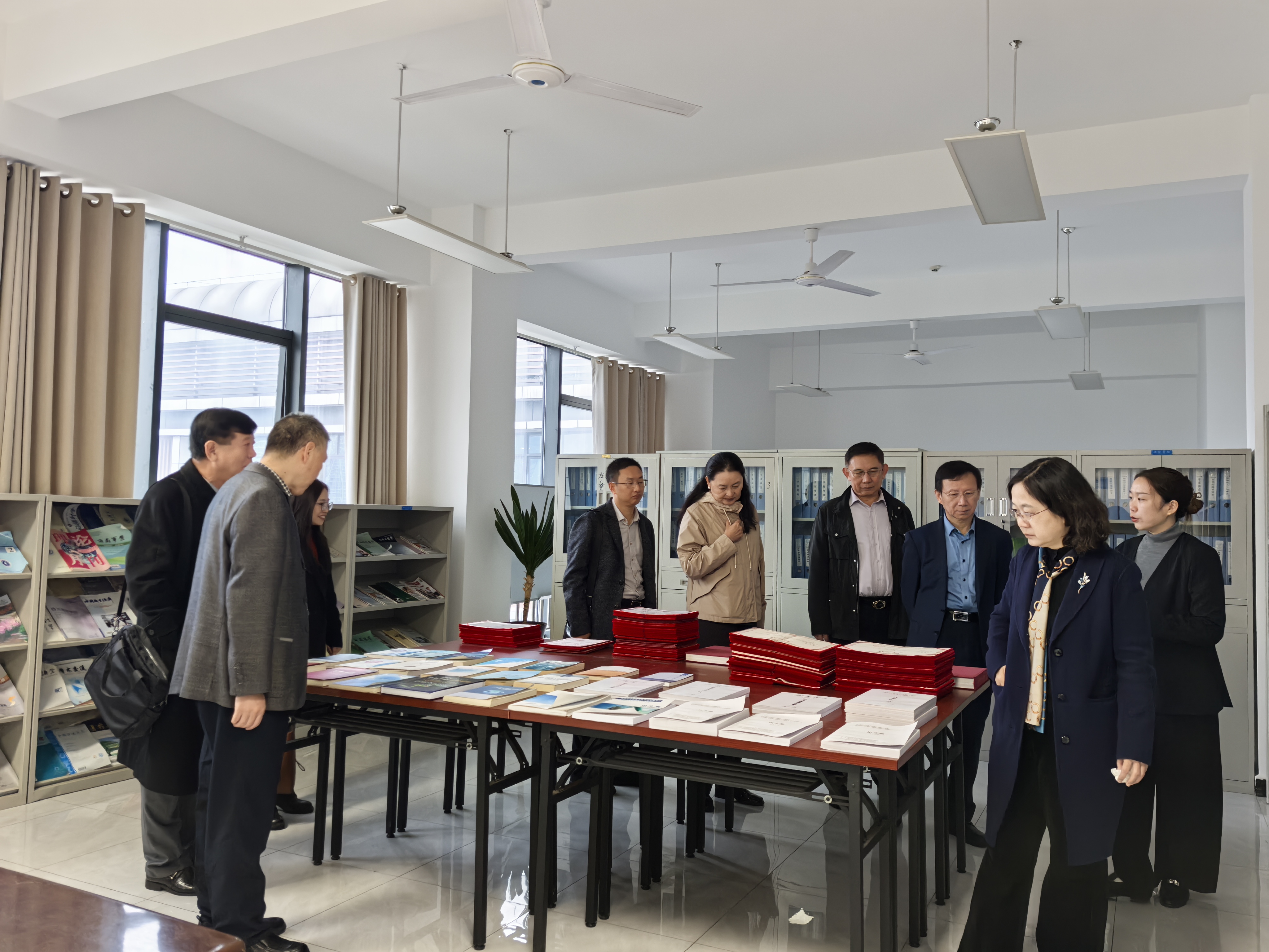 图6  现场考察法学资料室.jpg 图6  现场考察法学资料室.jpg