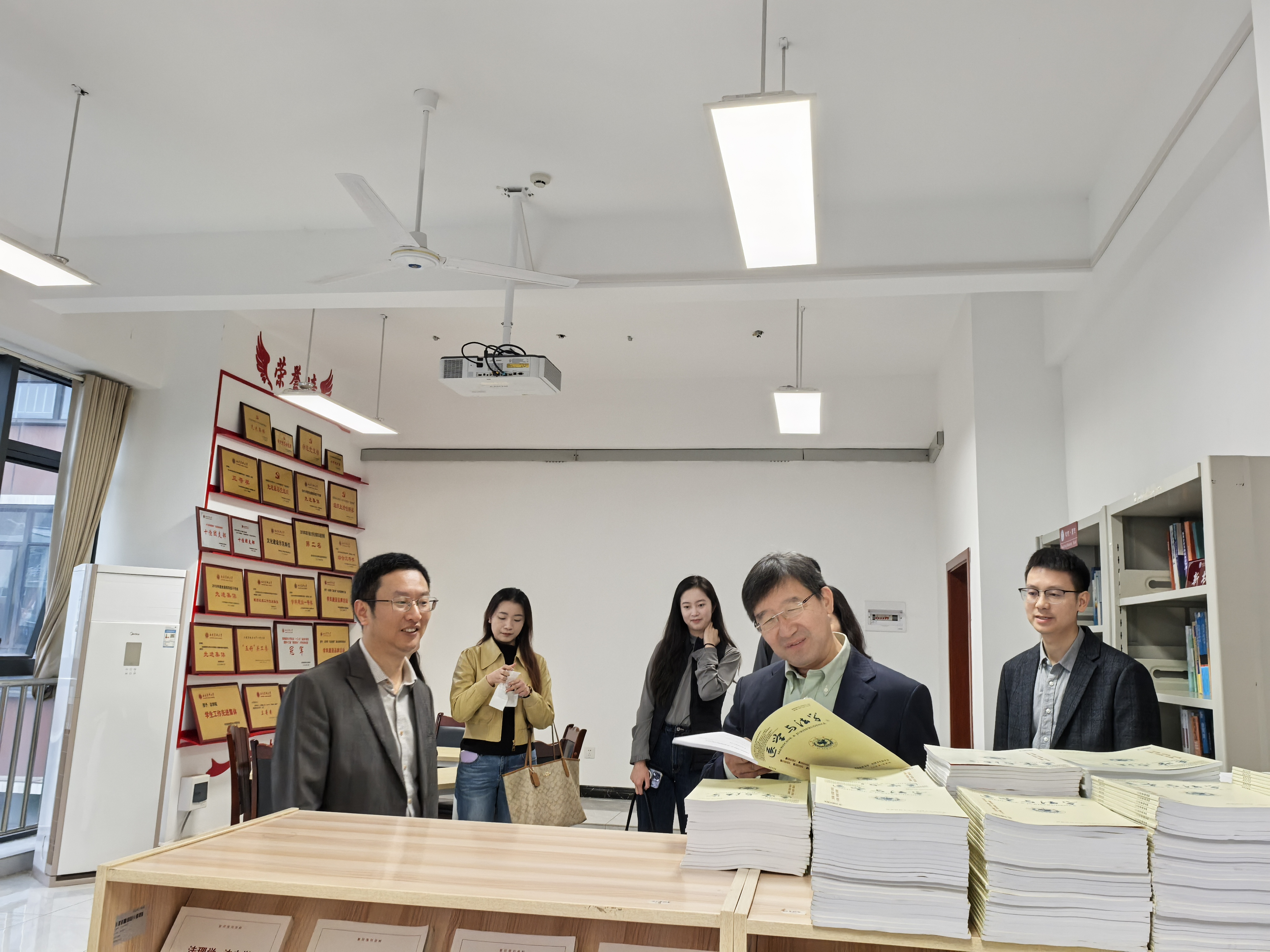 3.参观图书资料室.jpg 3.参观图书资料室.jpg