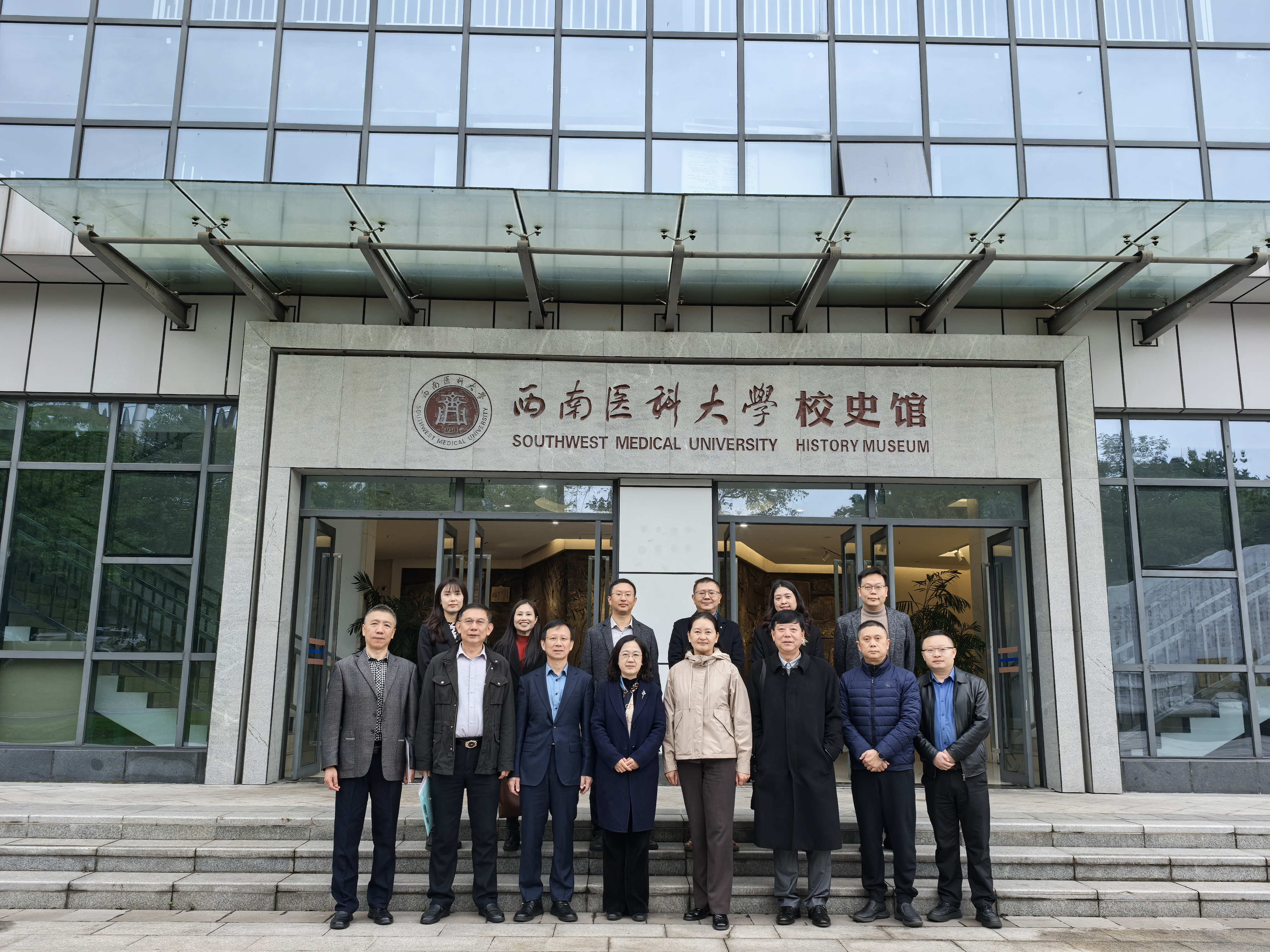 图8  接受专家现场评估合影.jpg