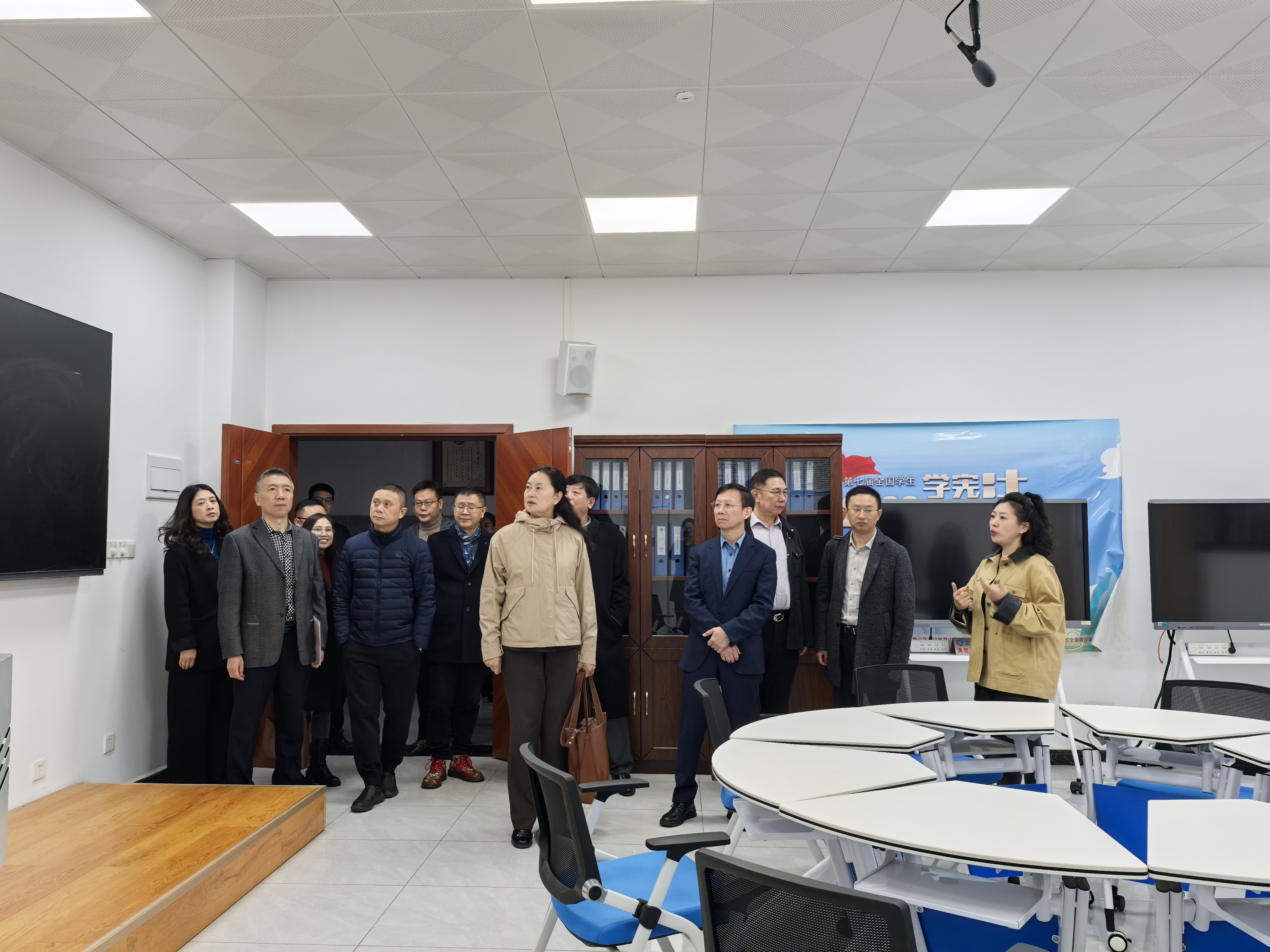 图5  现场考察法律诊所.jpg 图5  现场考察法律诊所.jpg