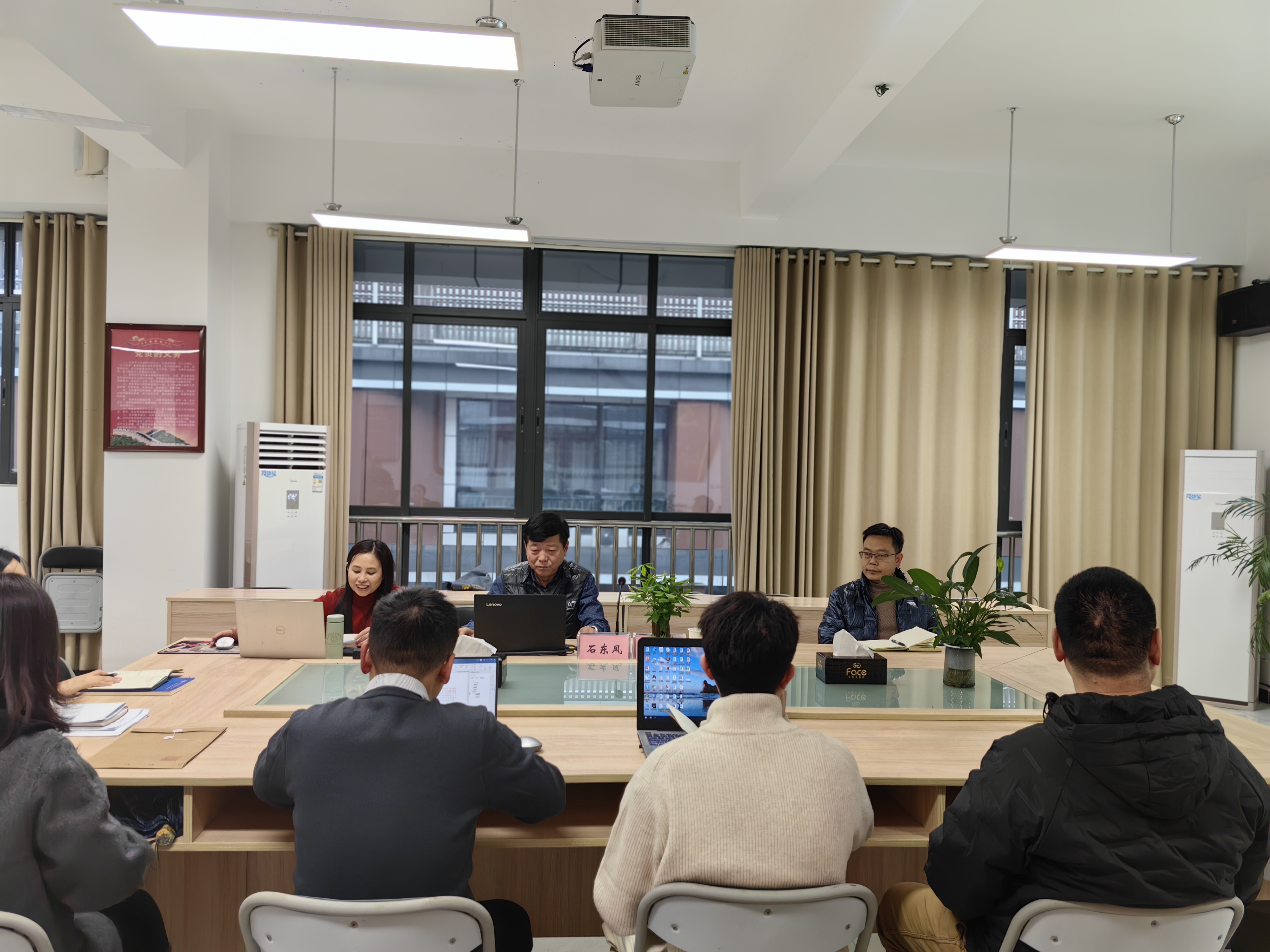 2.石东风教授作专题指导.jpg 2.石东风教授作专题指导.jpg