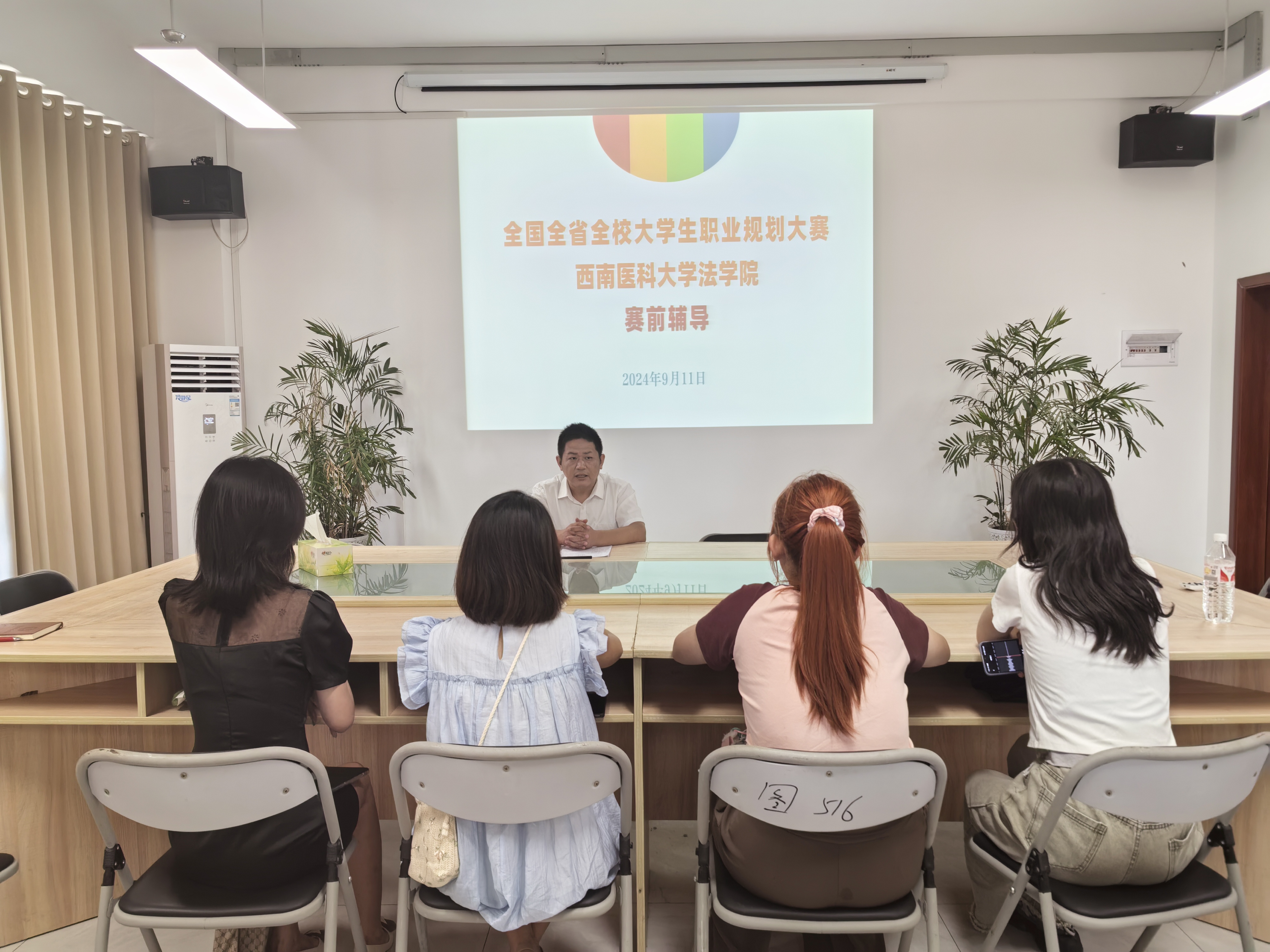 图2  范生根作赛前专题辅导.jpg 图2  范生根作赛前专题辅导.jpg