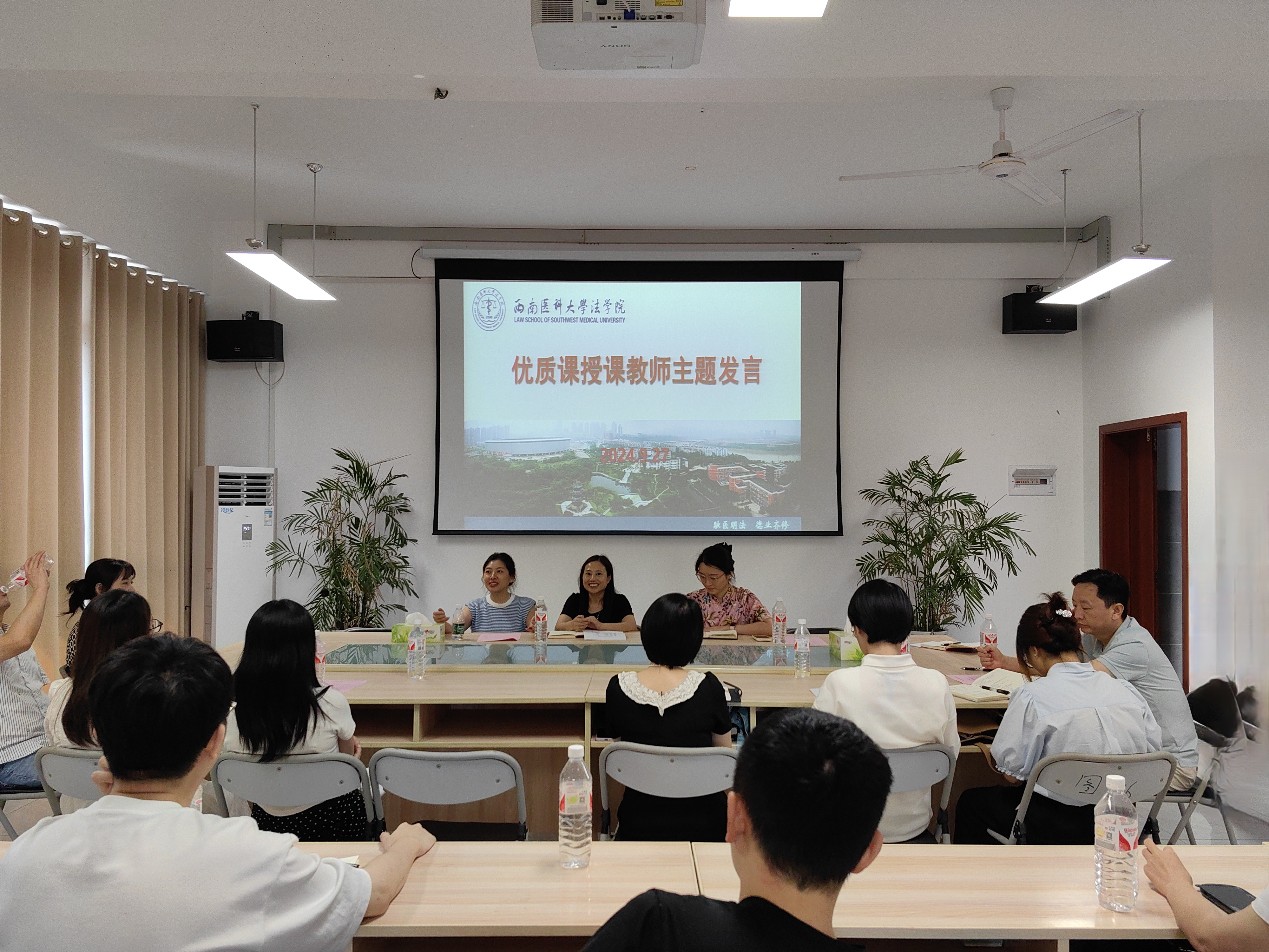 图4  与会教师现场交流课堂教学经验.jpg 图4  与会教师现场交流课堂教学经验.jpg