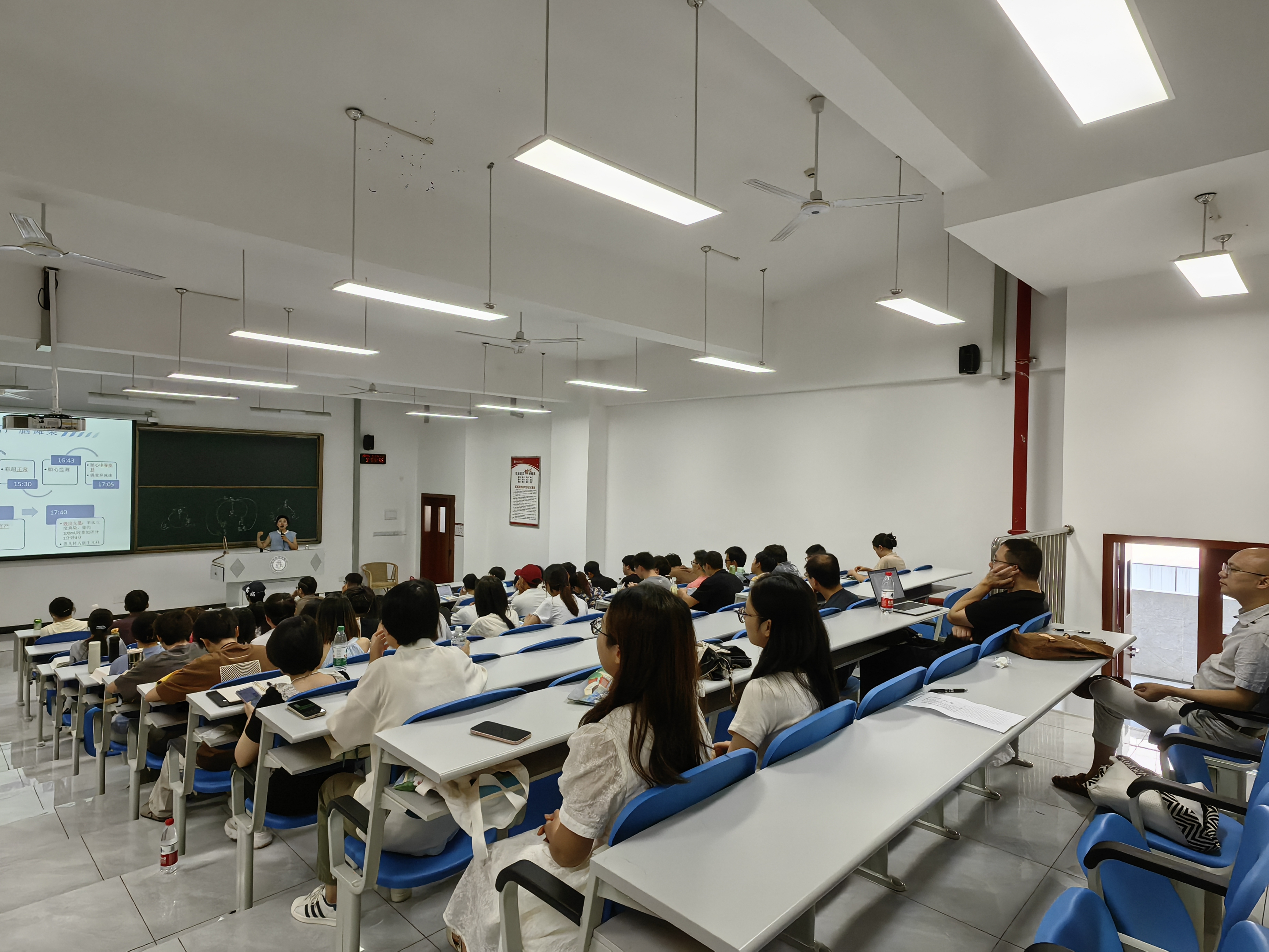 图2  优质课堂观摩活动现场.jpg 图2  优质课堂观摩活动现场.jpg