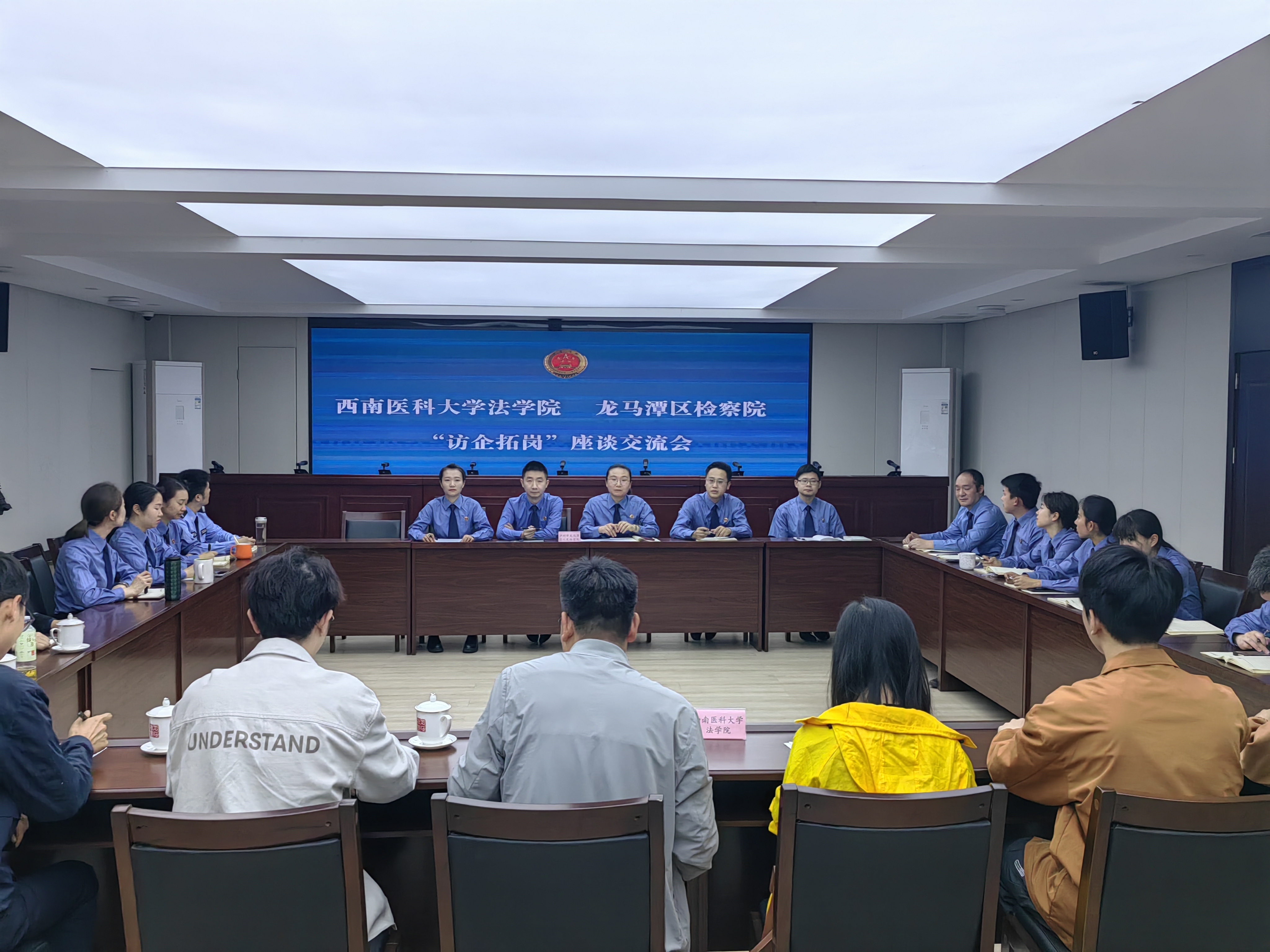 图4  访企拓岗座谈交流.jpg