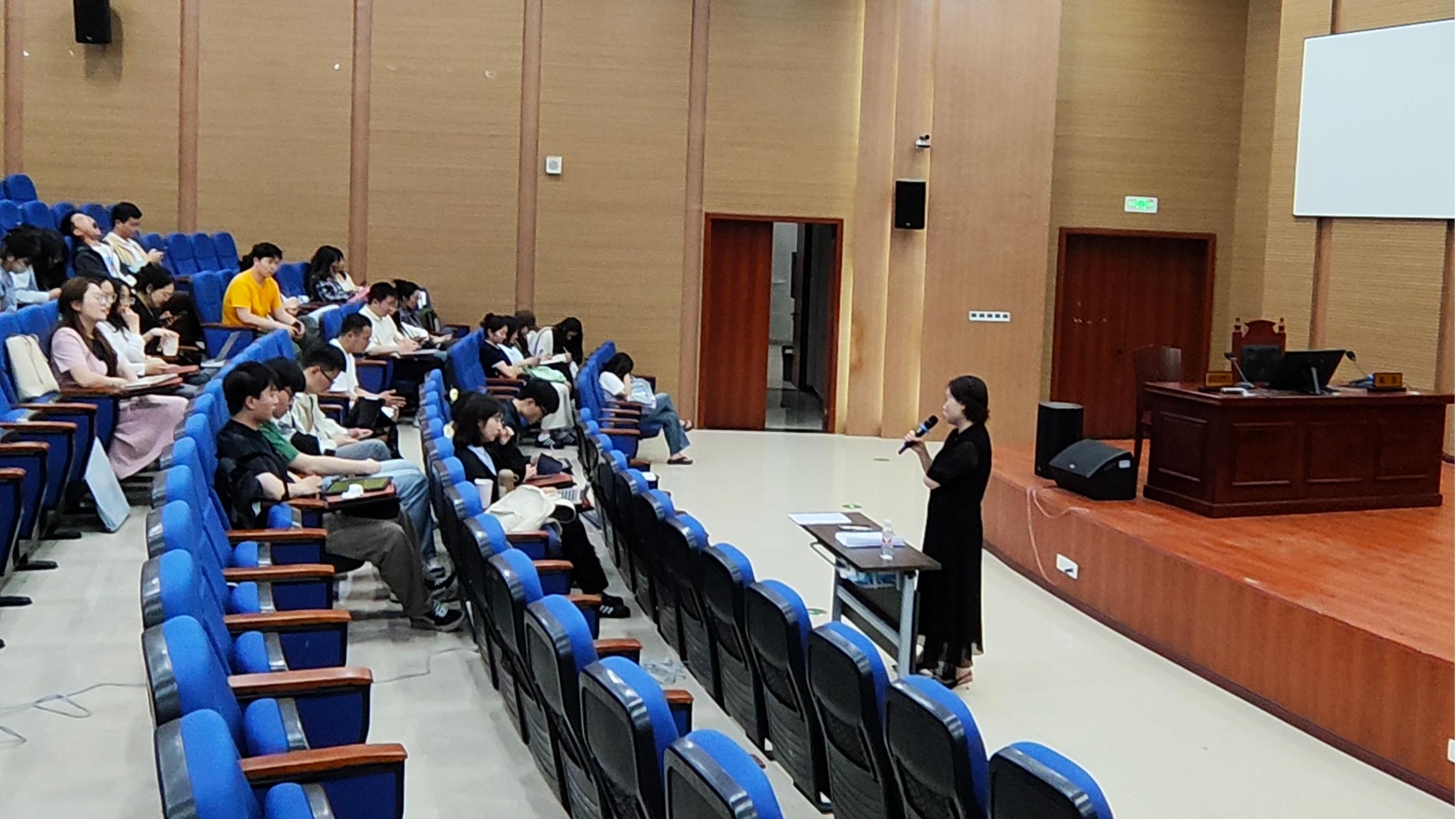讲座现场.jpg 讲座现场.jpg