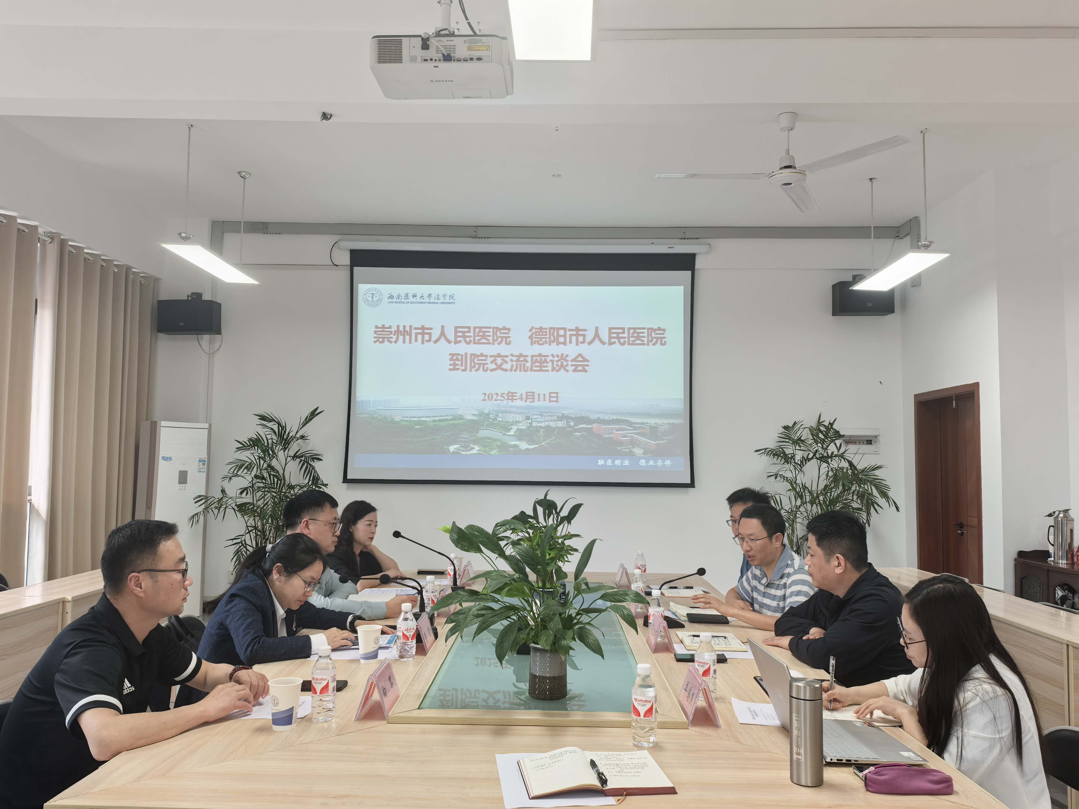 座谈会照片.jpg 座谈会照片.jpg